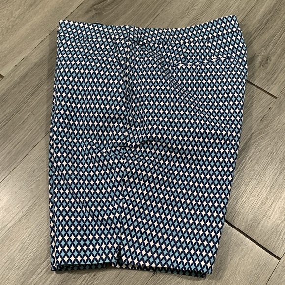 Boden Flat Front Blue Geometric Print Stretch Woven Shorts size 16 - Picture 3 of 9